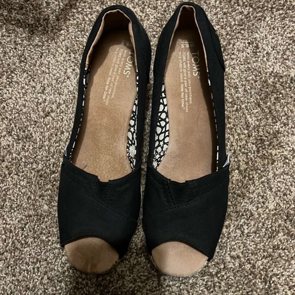 TOMS size 8.5 black wedges